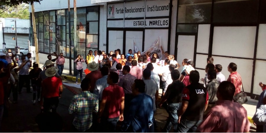 Exigen militantes del PRI salida inmediata del dirigente estatal; toman instalaciones