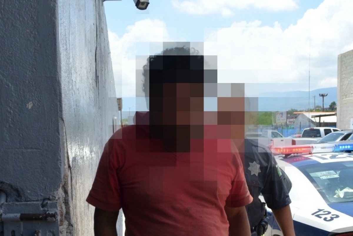 Acusan a un hombre de haber golpeado a dos policías