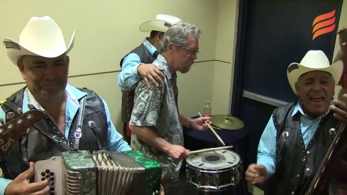 El baterista de Creedence se avienta un palomazo junto a un grupo norteño