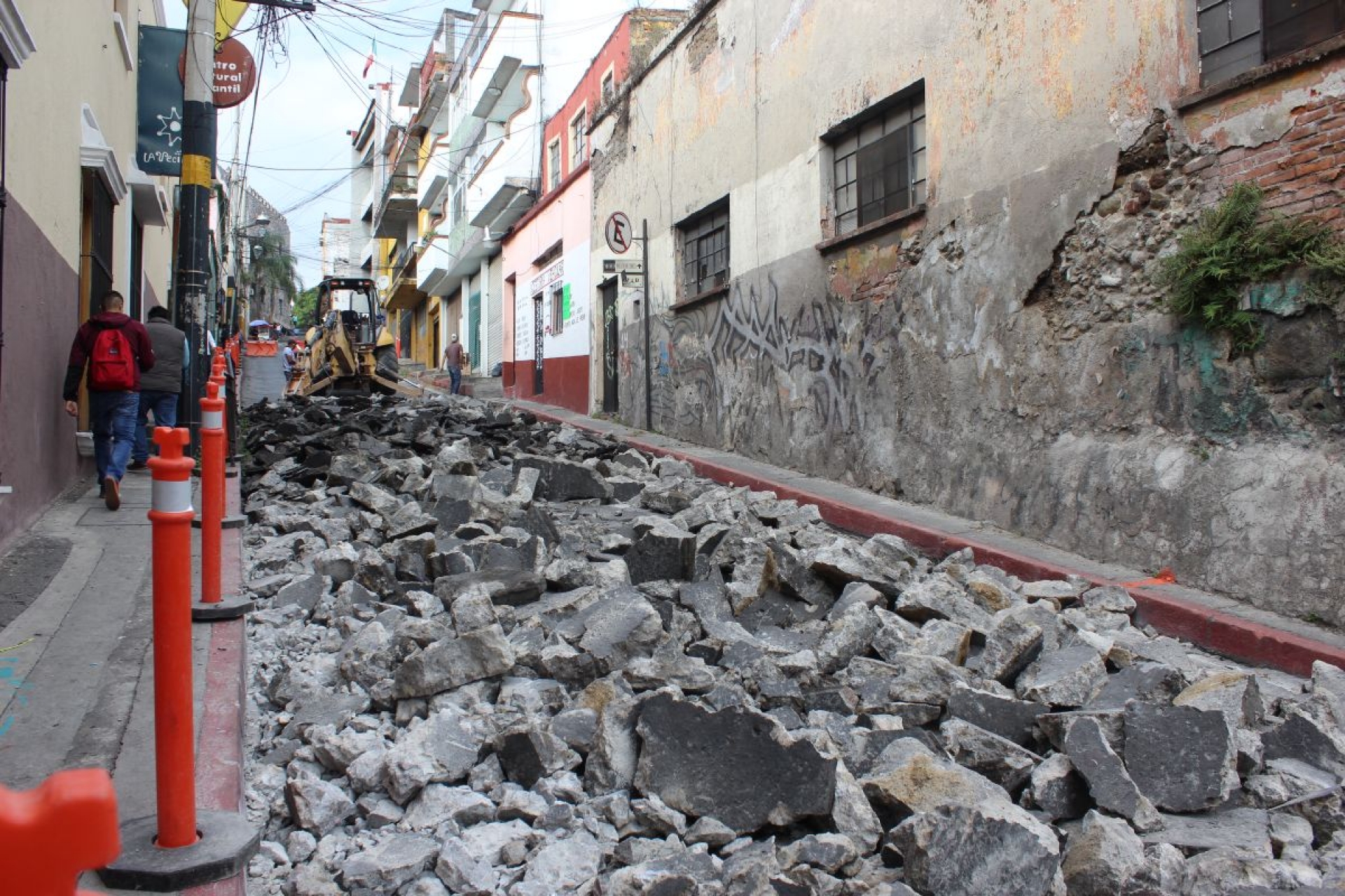 Buscan rutas alternas por obras en la calle Salazar