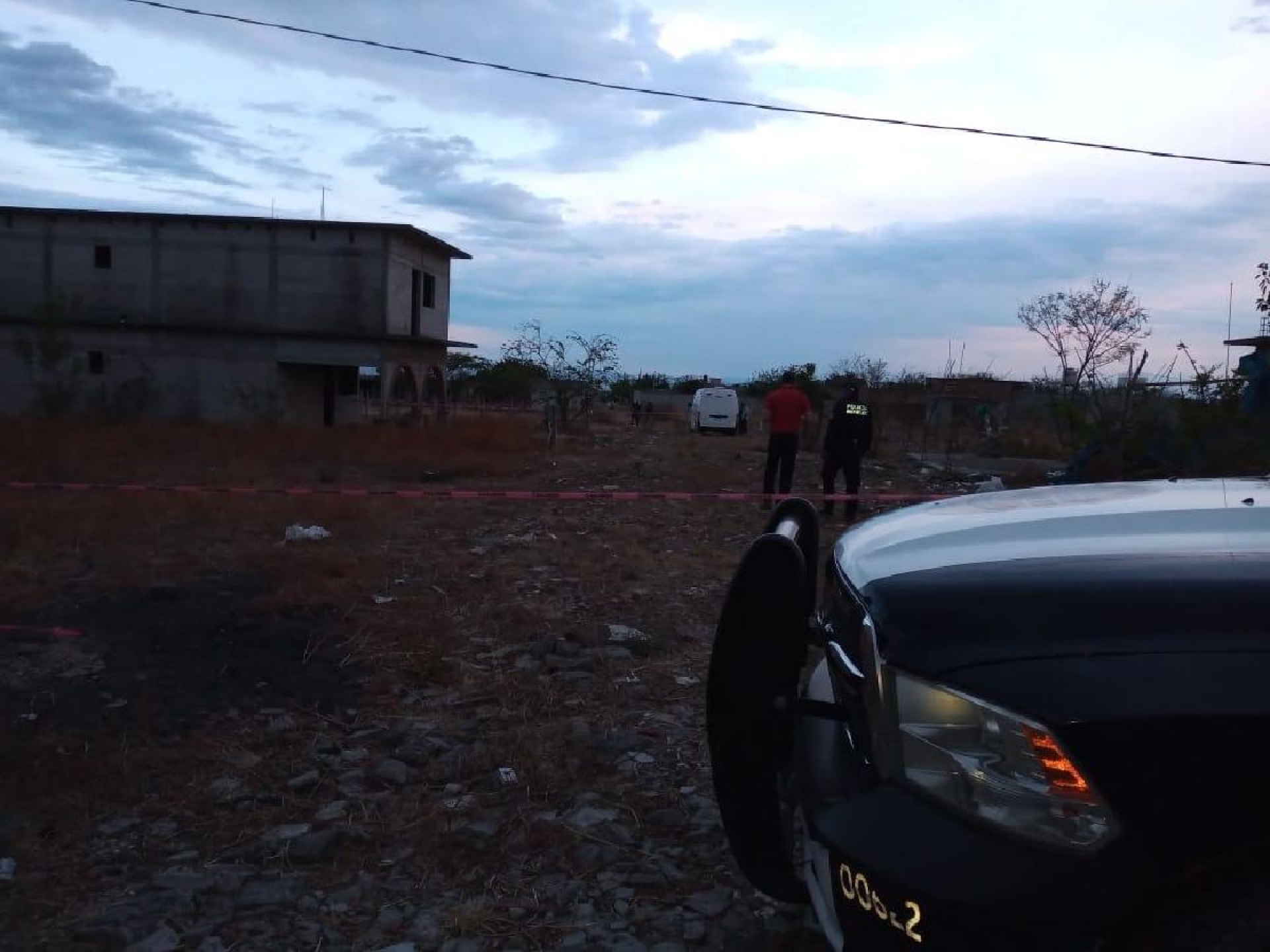 Hallan tres cadáveres sepultados en una casa
