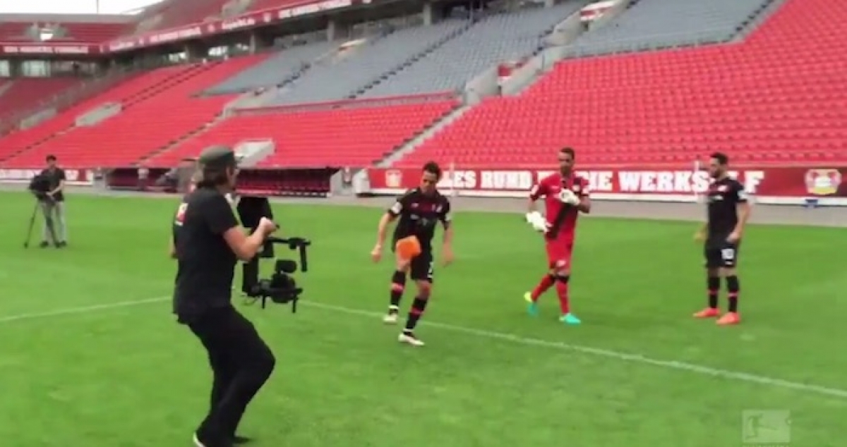 “Chicharito” muestra su habilidad para hacer dominadas con un dado