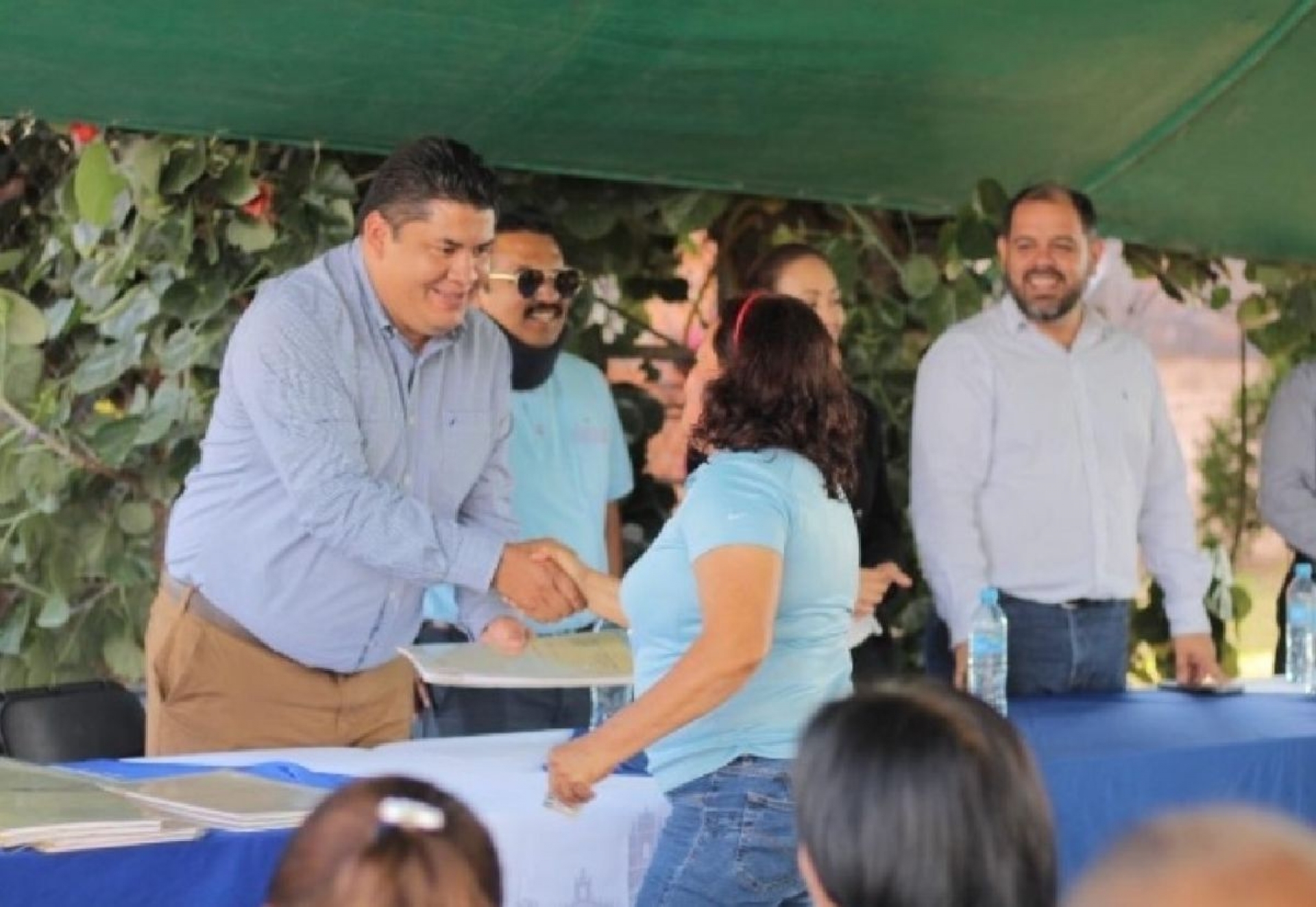 Entrega alcalde de Yecapixtla escrituras pública a familias de la colonia Nueva Teca