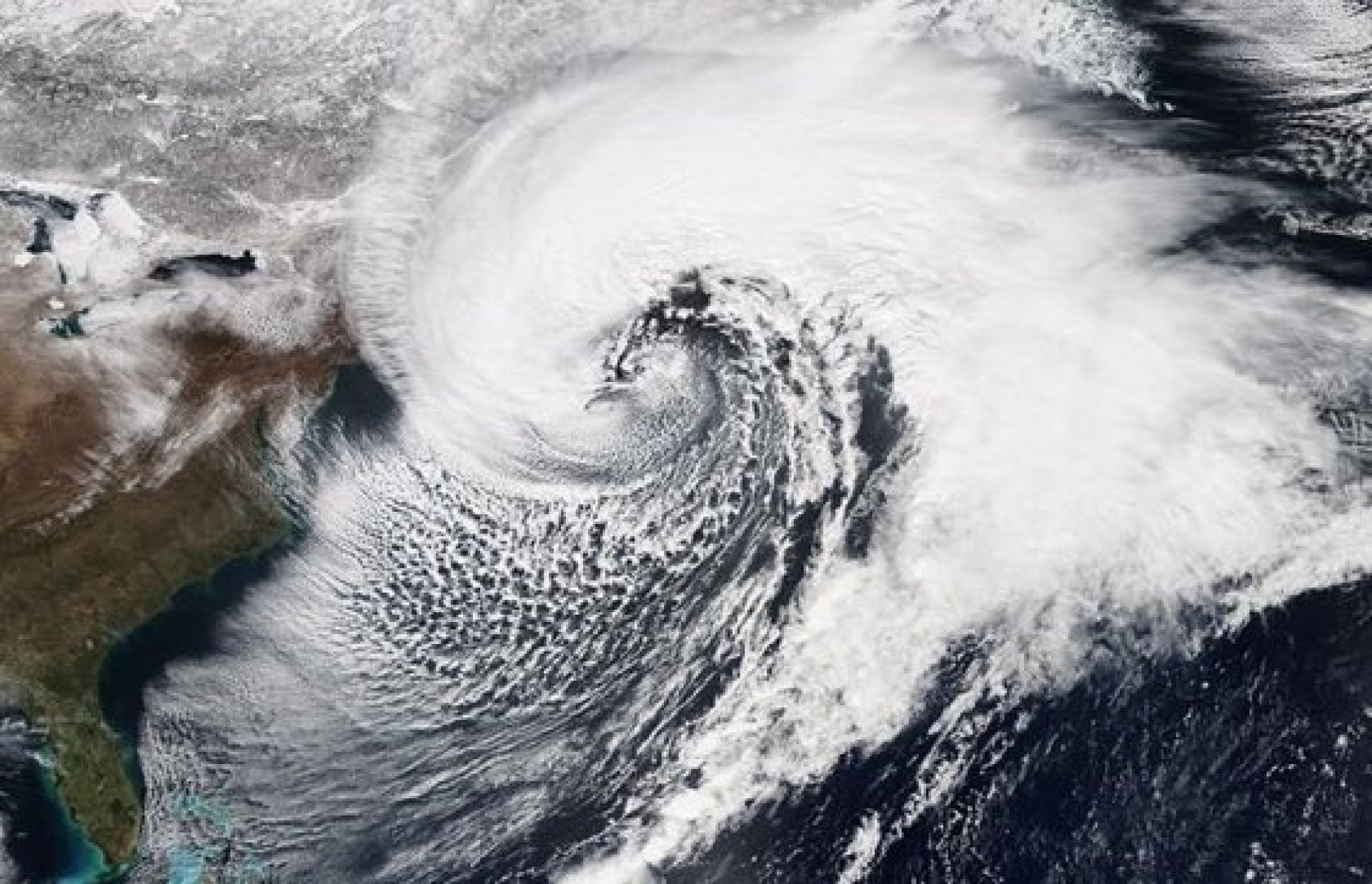 VIDEO: 'Dorian' se convierte en 'ciclón post-tropical' rumbo a Canadá