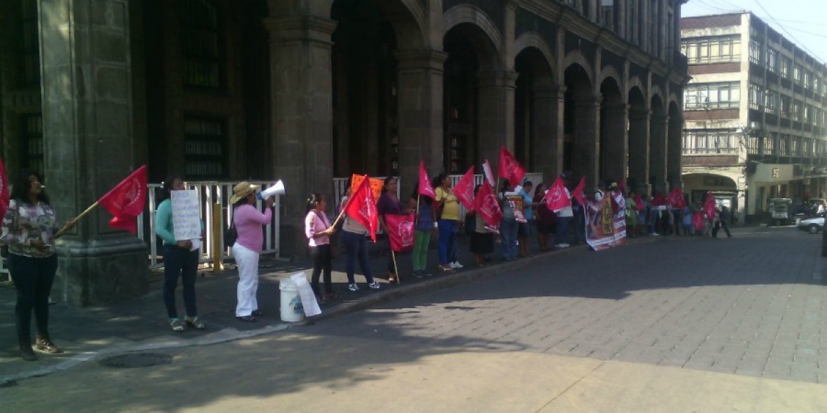 Protestan integrantes de Antorcha Campesina; piden regularización de la preparatoria Ejército Libertador del Sur