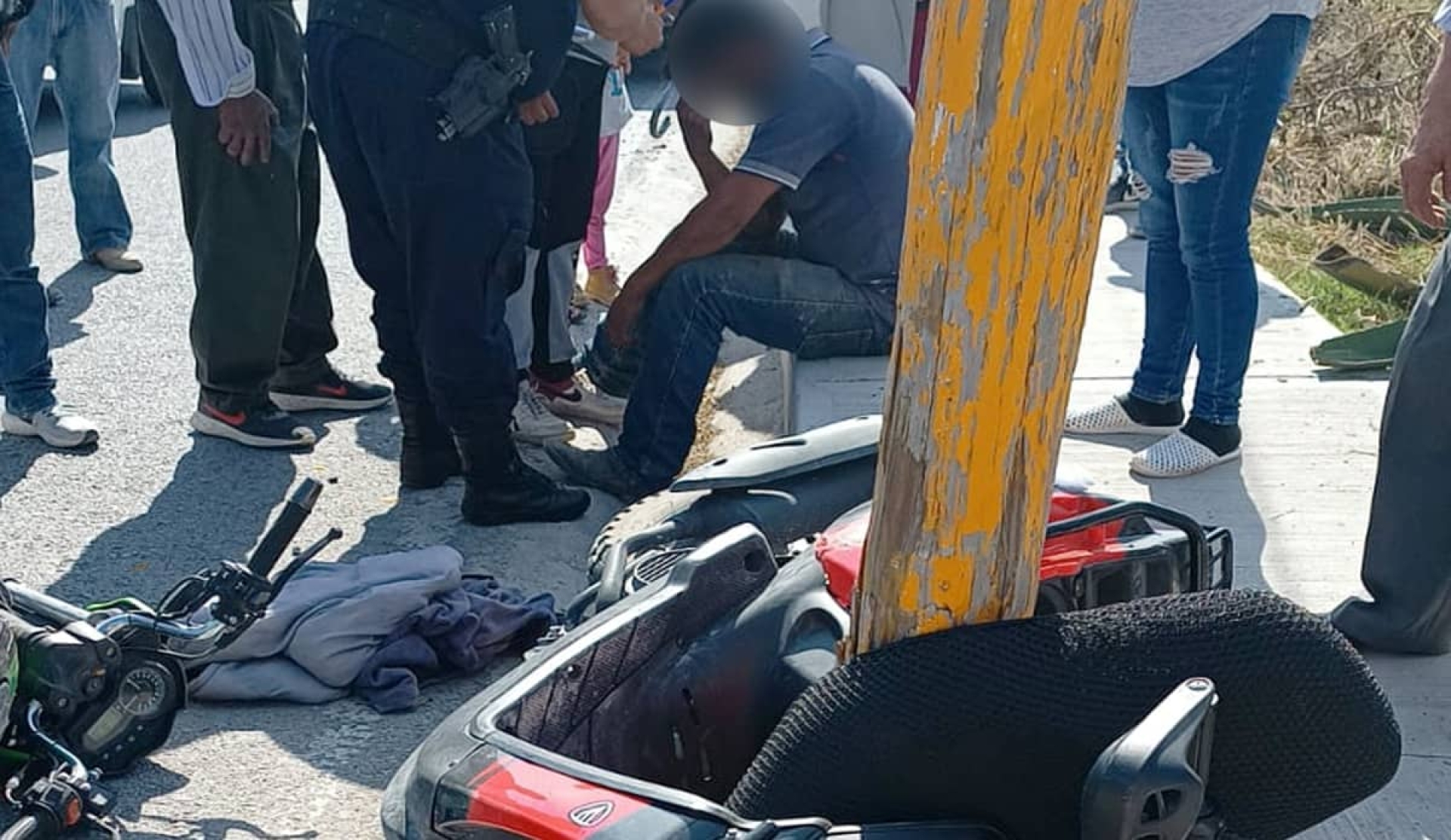 Cuatro lesionados en accidente de motocicleta