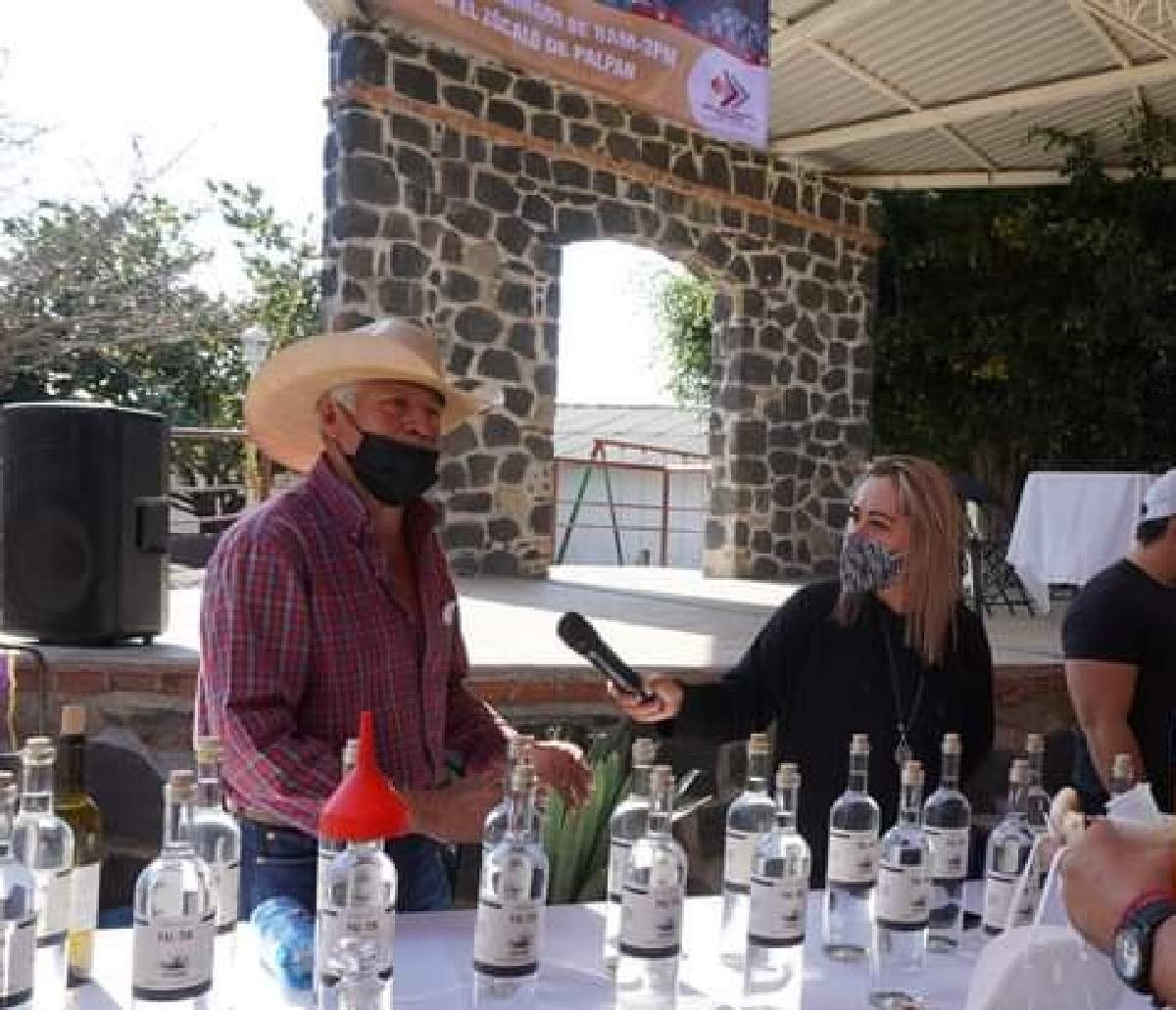 Con éxito, instalan mercadito artesanal en el poblado de Palpan