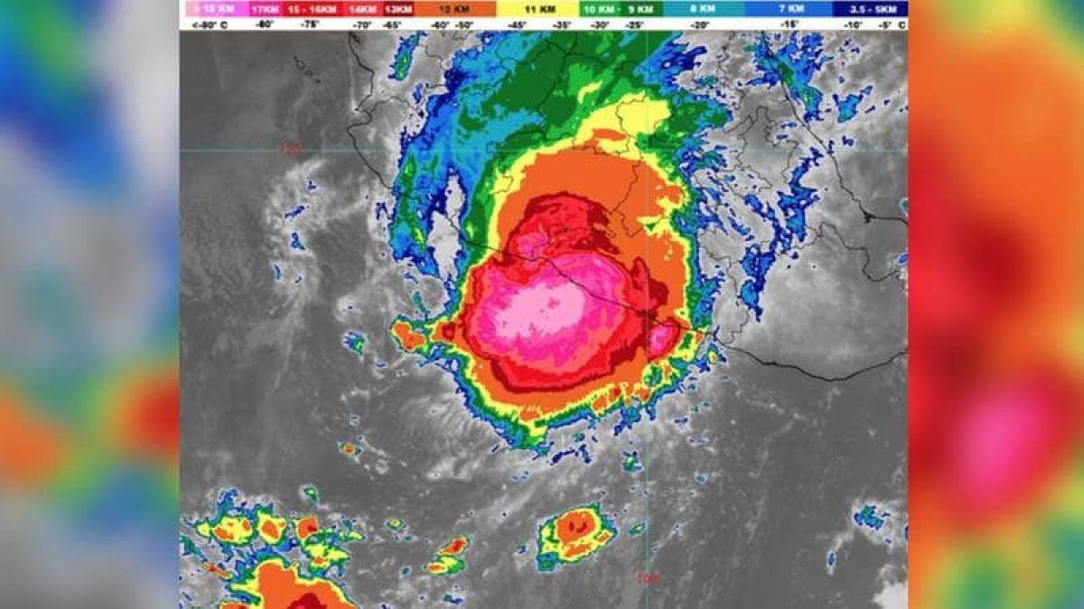 "Rick" toca tierra en Guerrero como huracán categoría 2