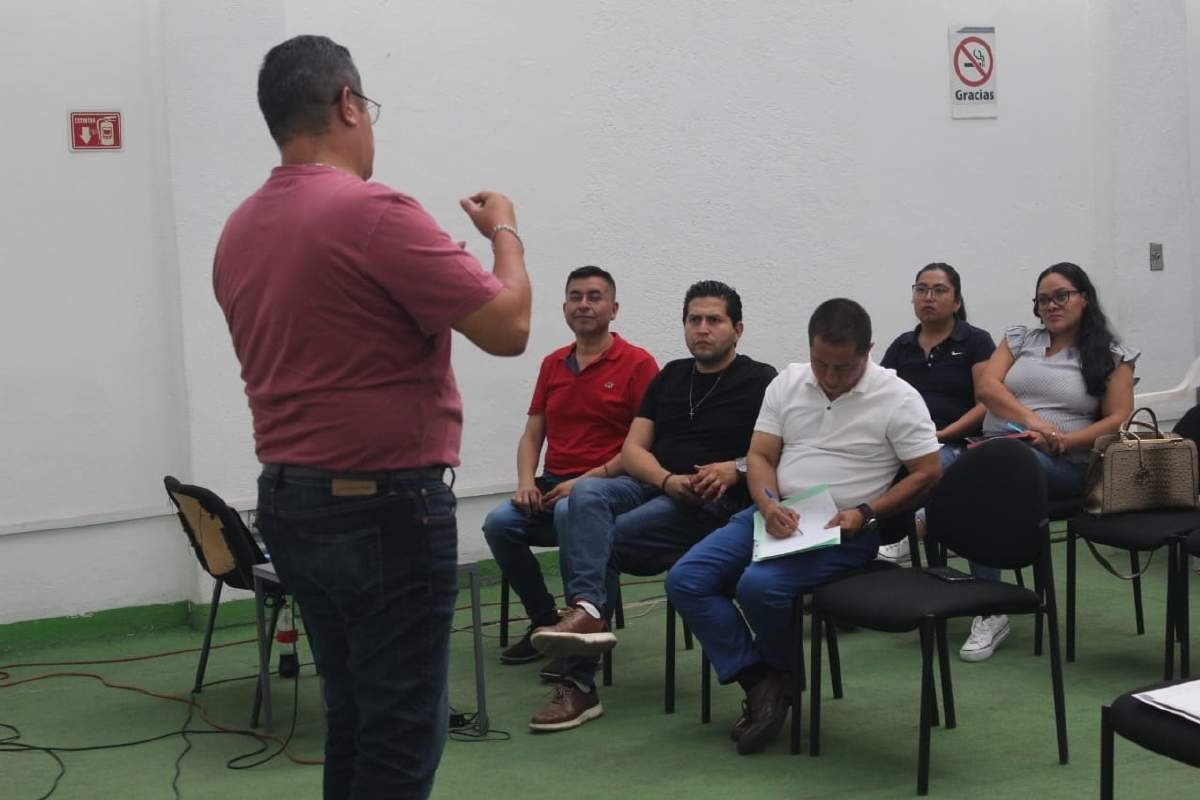 Ayuntamiento capacita a funcionarios de casilla para la elección del poblado de Ahuatepec