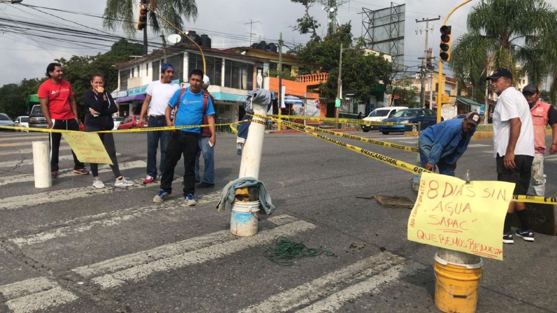 Continúan bloqueos por falta de agua