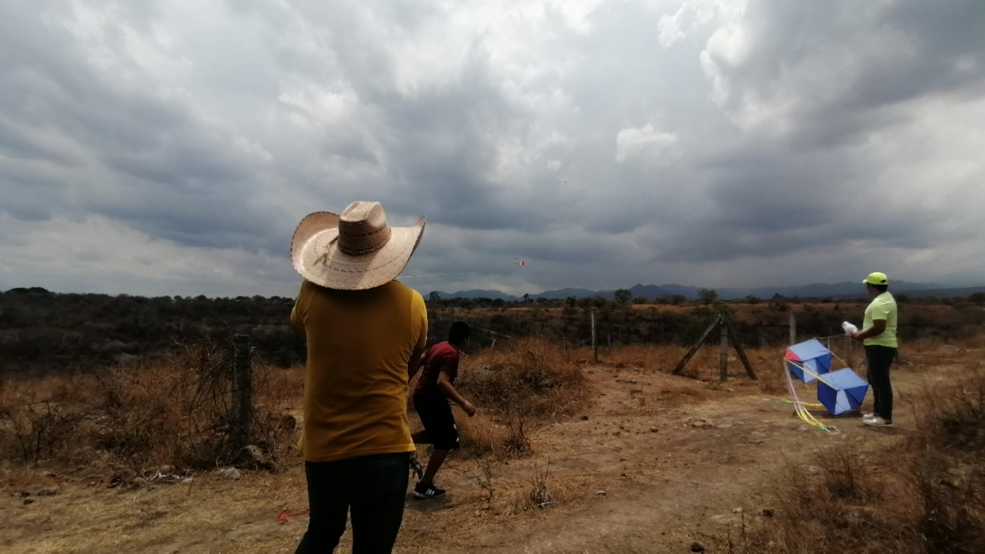 Familias de Chulavista y La Lagunilla vuelan papalotes hechos a mano, en Loma Paraíso