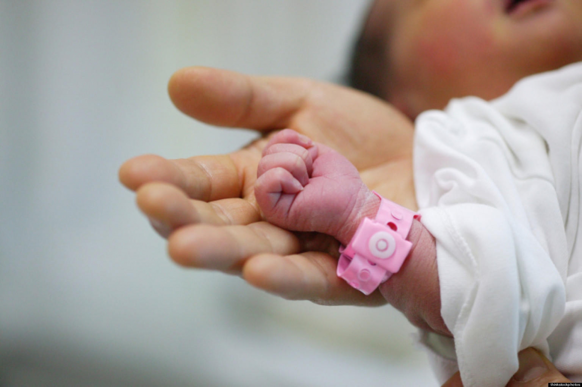 Bebé nace en China cuatro años después de la muerte de sus padres