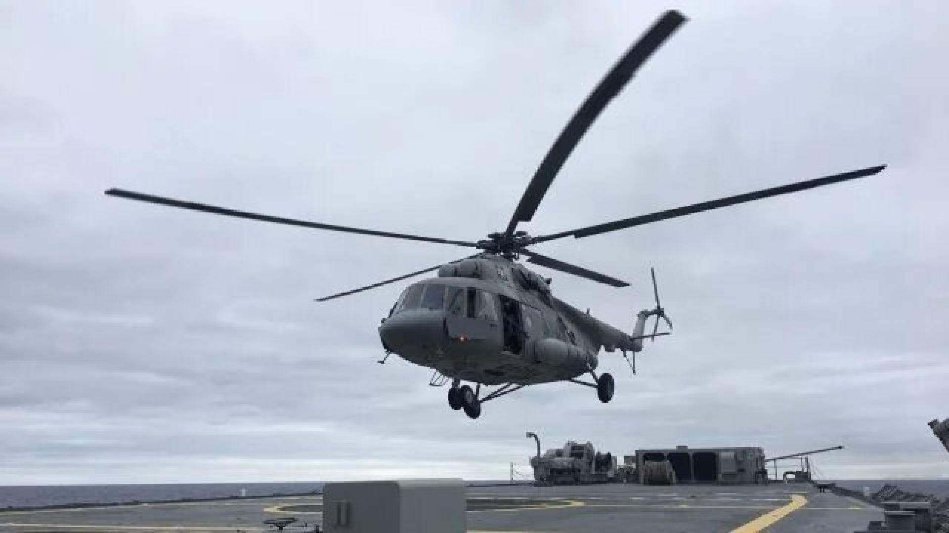 Se desploma helicóptero de la Marina en Michoacán; hay tres muertos