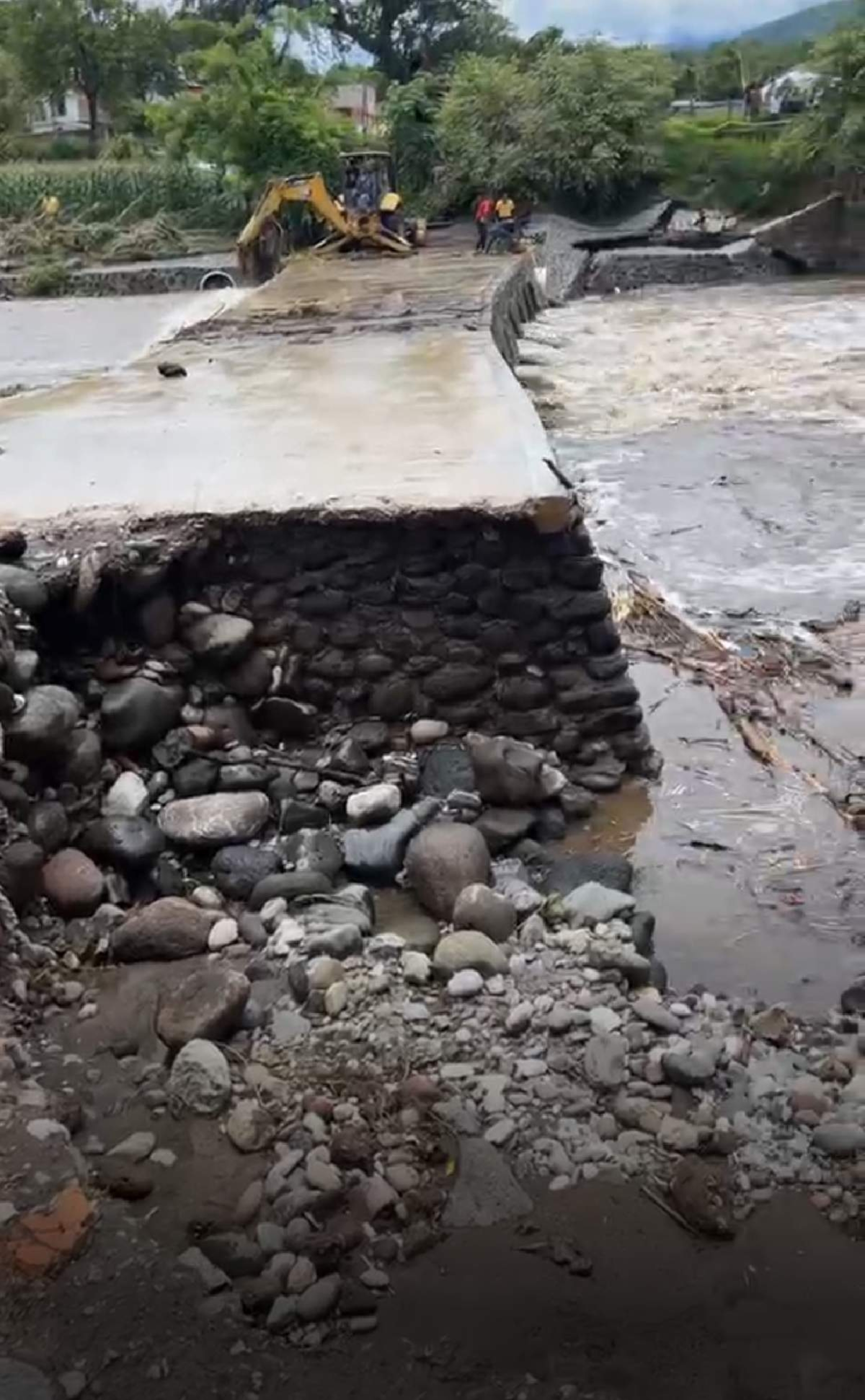 Llaman a no cruzar el puente-vado que colapsó en Coatlán