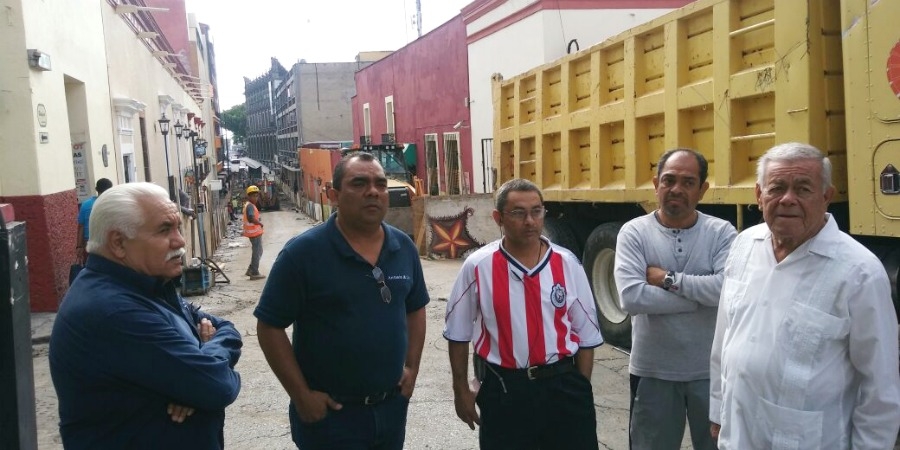 Detienen comerciantes avance de obras de remodelación en la calle Rayón