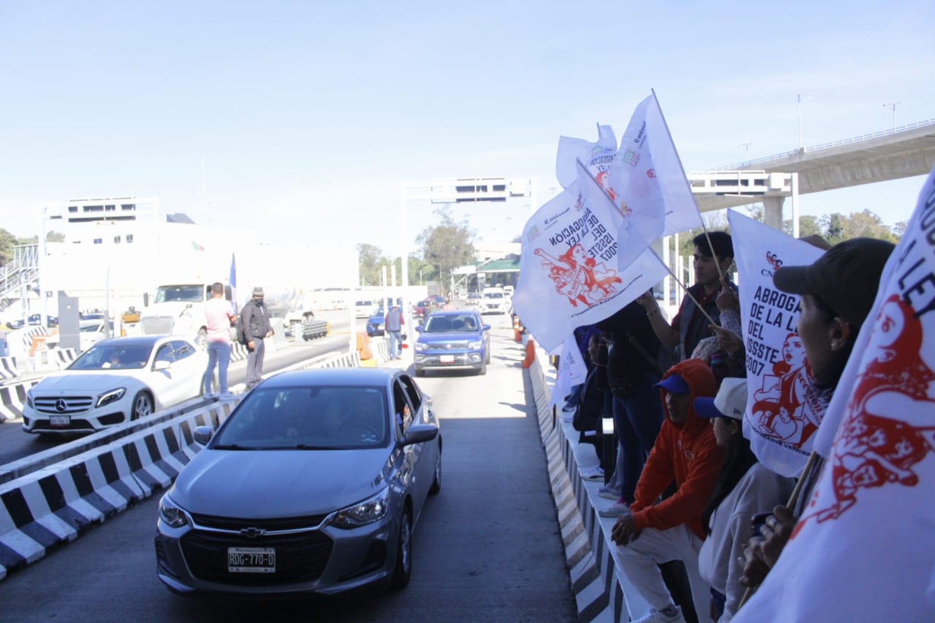 Maestros de la CNTE toman caseta México-Cuernavaca; permiten paso libre