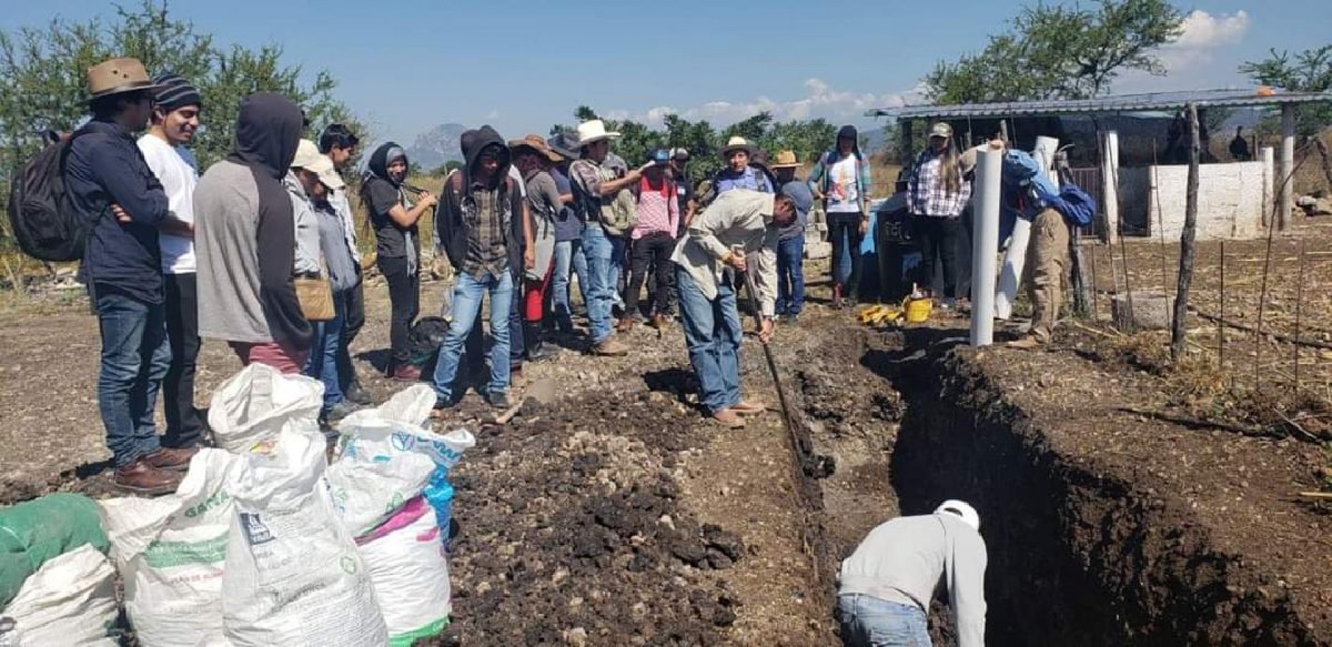 Alumnos de la Universidad Autónoma Chapingo instalan biodigestores en Jantetelco