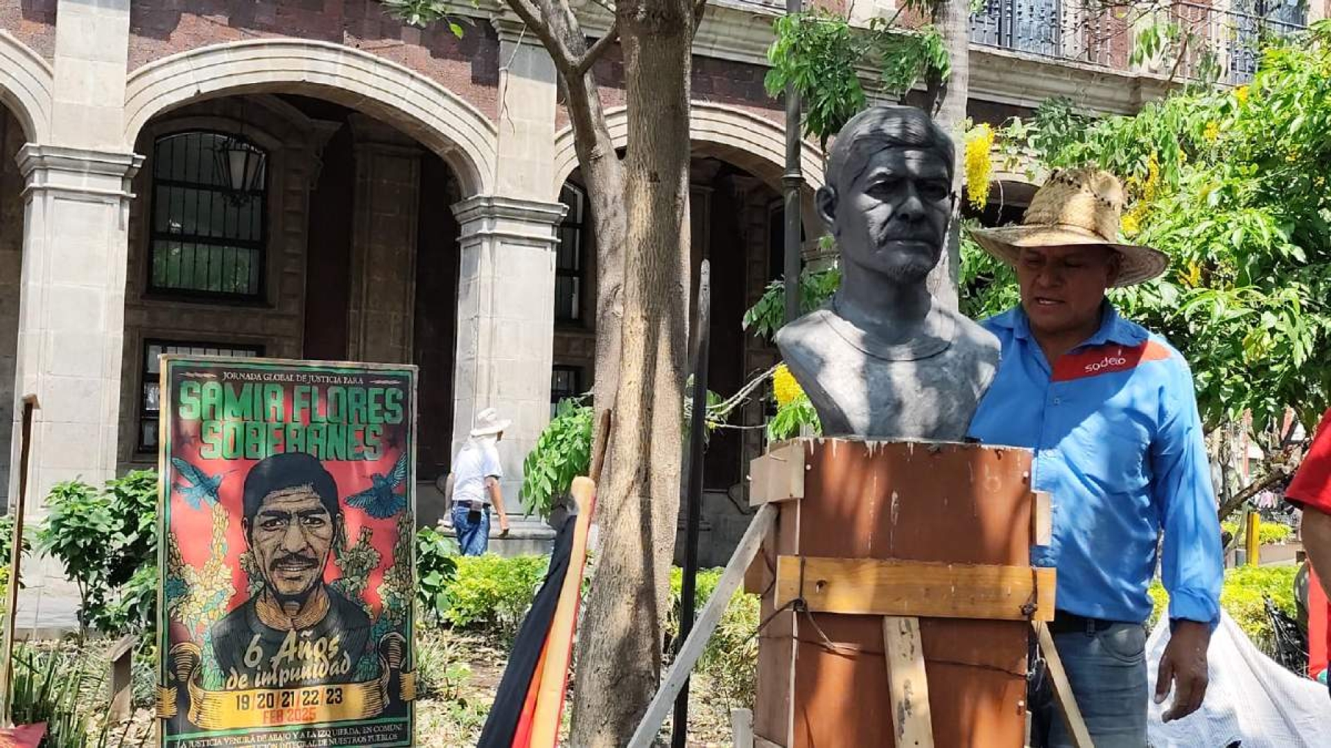 Colocan busto de Samir Flores en el zócalo de Cuernavaca