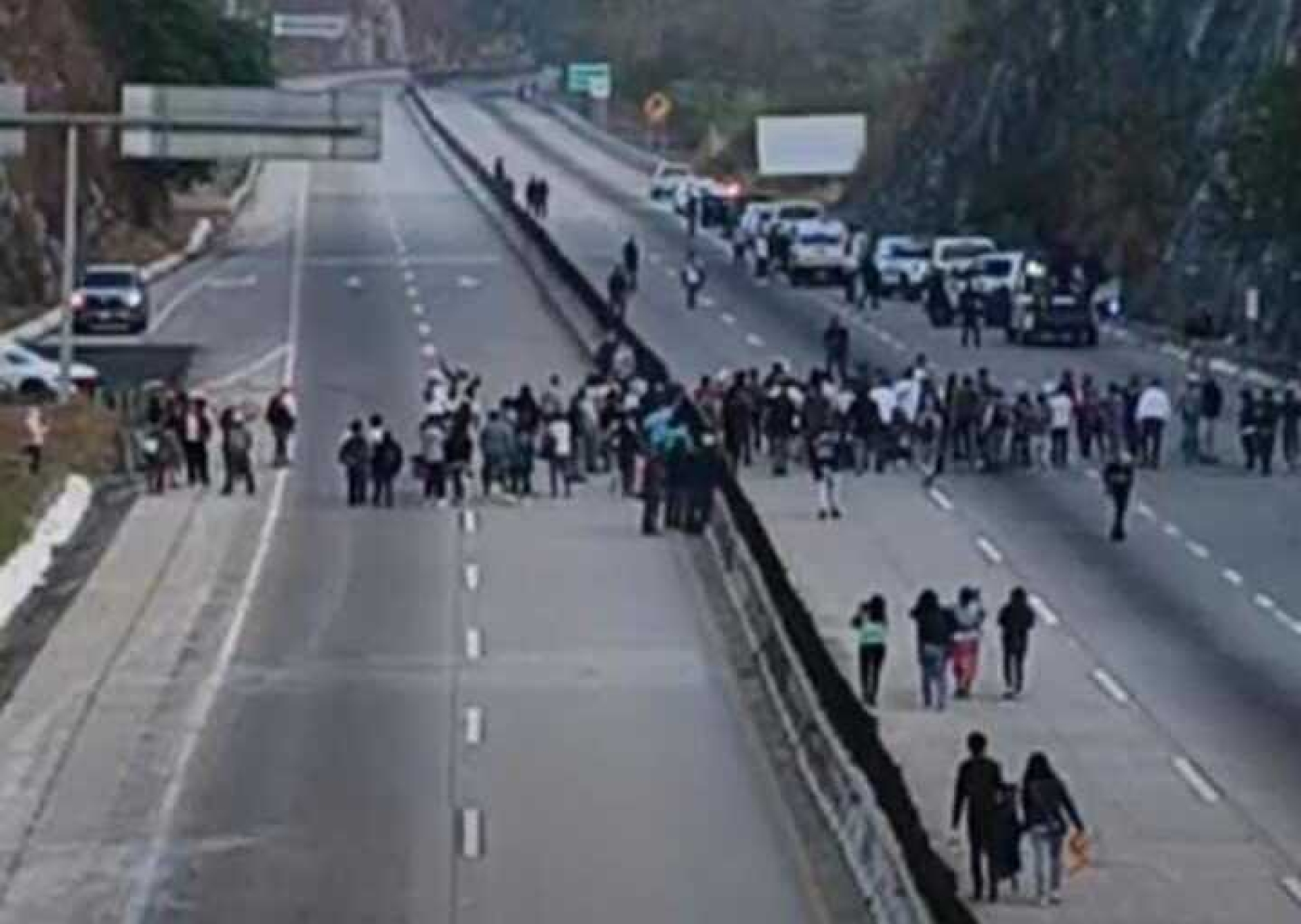 Bloqueo en autopista México-Acapulco, a la altura de Tierra Colorada