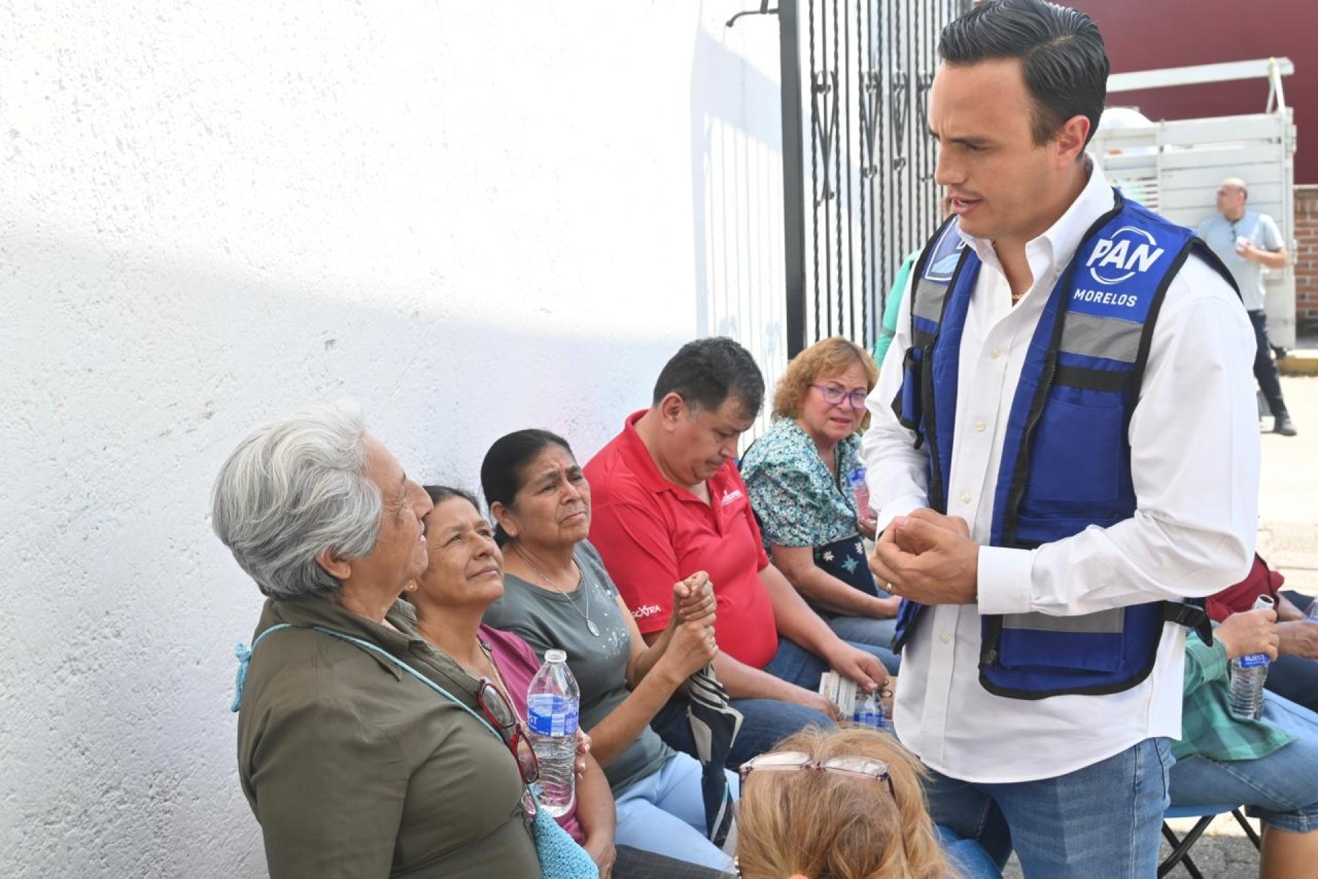 Lleva Daniel Martínez Terrazas lentes gratuitos y vacunación a familias de Milpillas