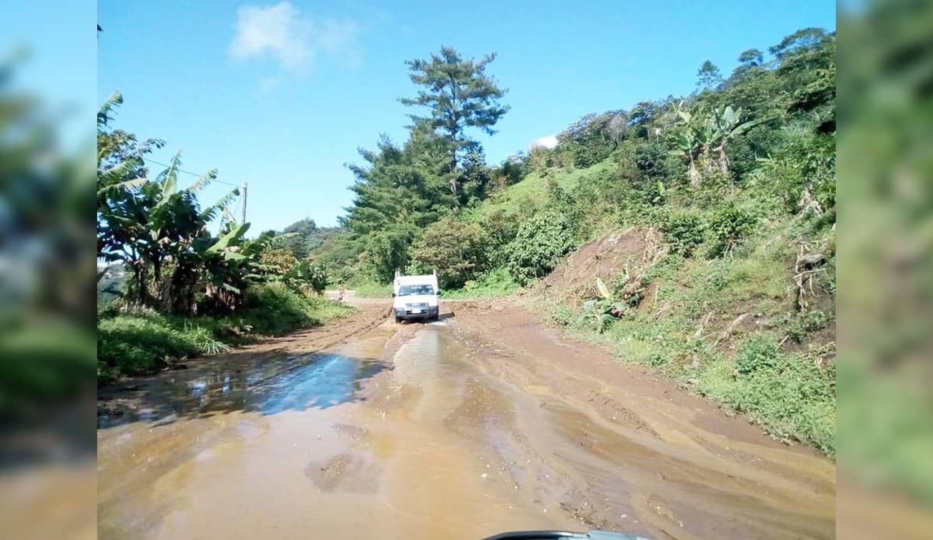 Despejan tramo afectado por deslaves en Tlaquiltenango