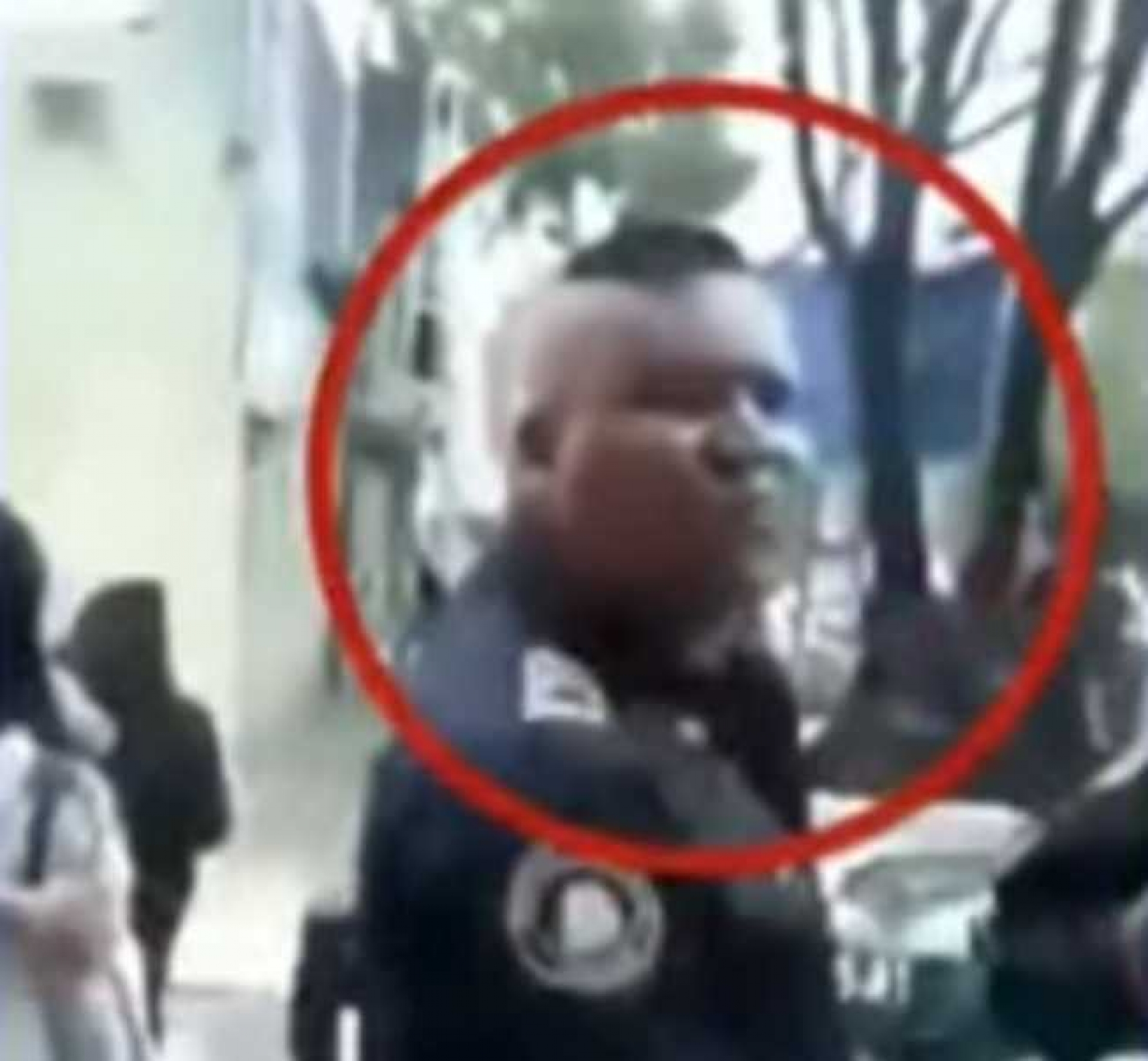 Así policía escupe en la cara a una mujer, en Cdmx