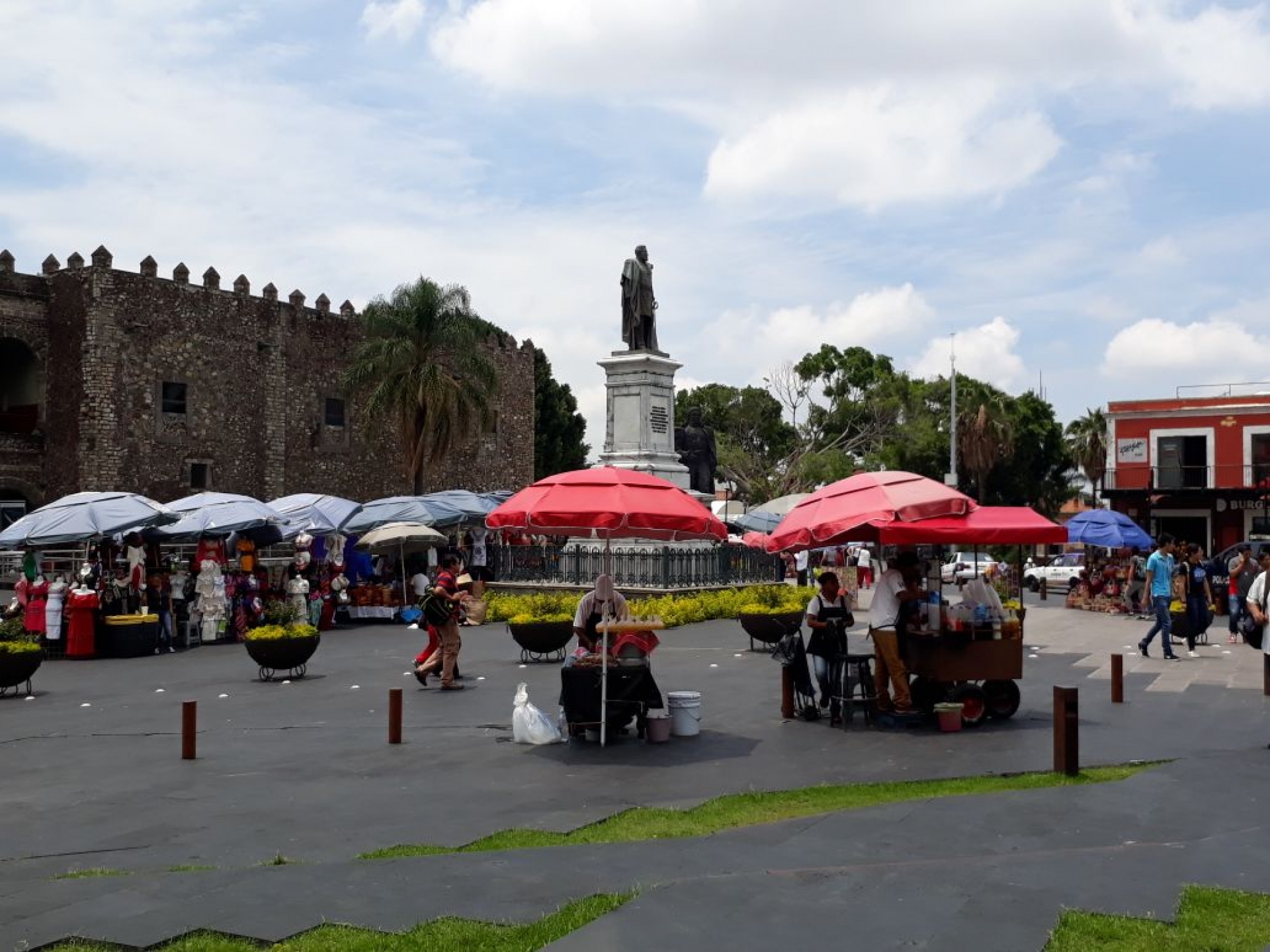 Piden regular comercio en Palacio de Cortés