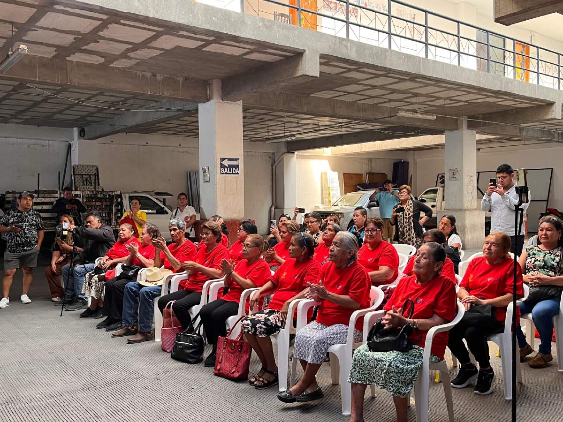 17 adultos mayores reciben visa del programa reunificación familiar