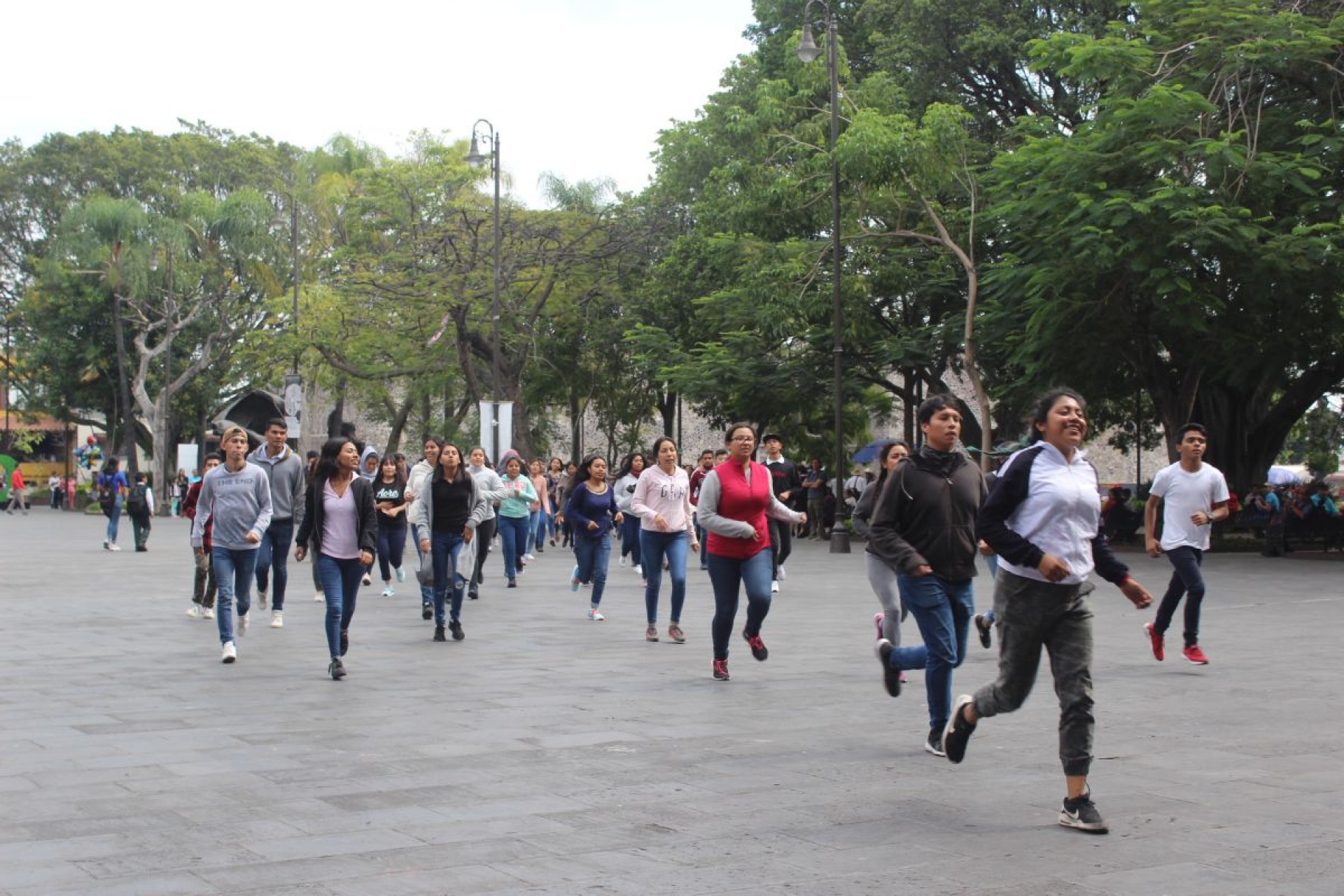 Normalistas exigen becas