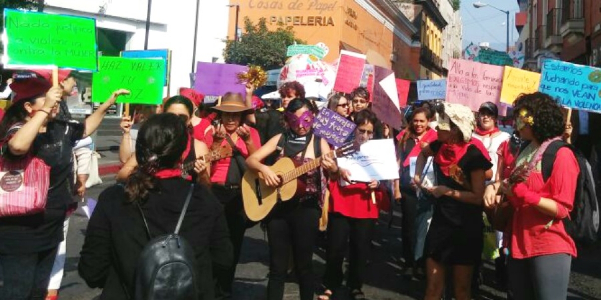 Marchan integrantes de colectivos para conmemorar el Día Internacional de la Mujer