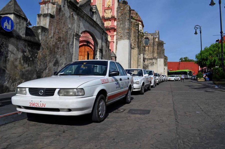 Taxistas se niegan a cambiar el color de sus vehículos