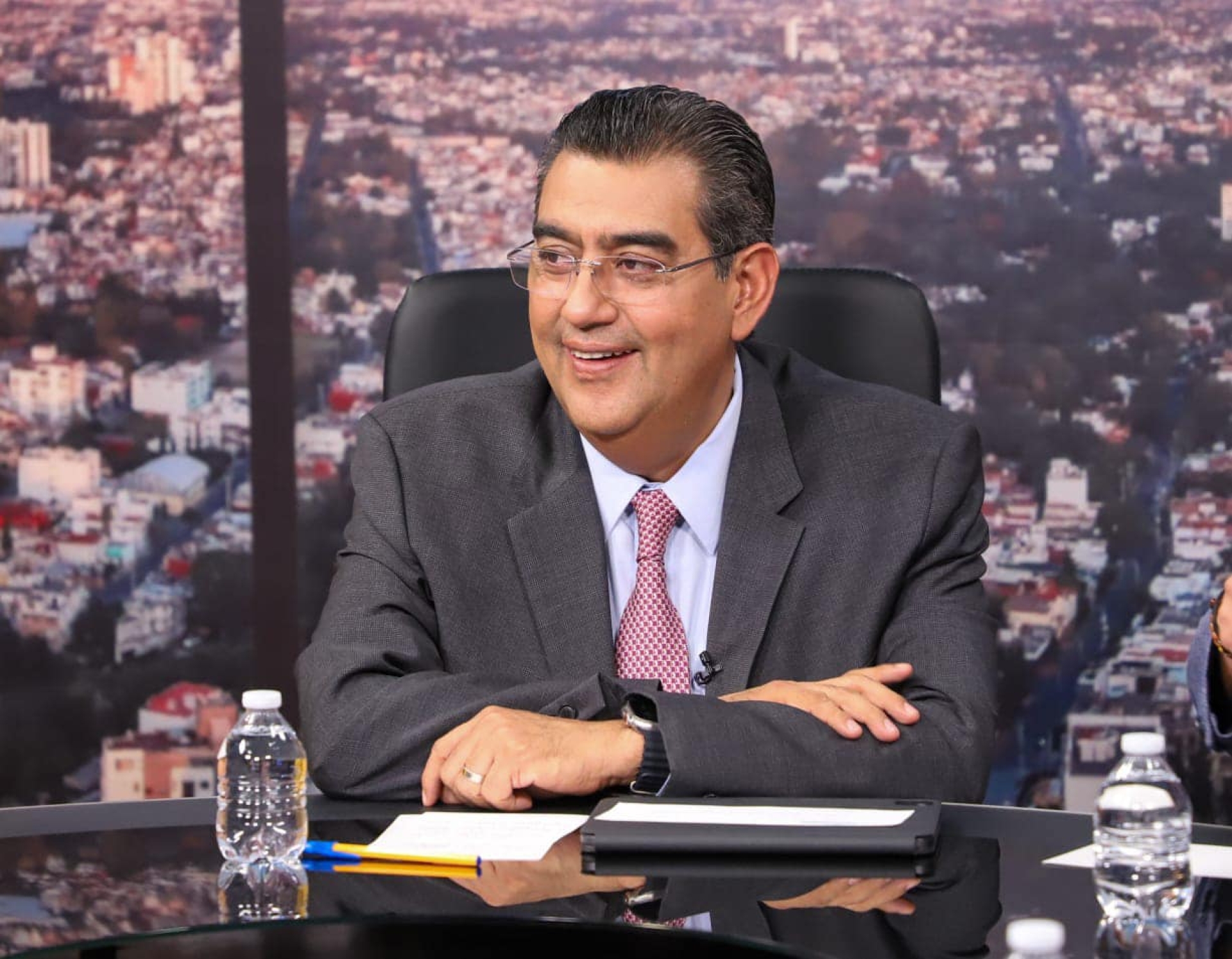 INE sanciona al gobernador de Puebla por promover a Morena en redes