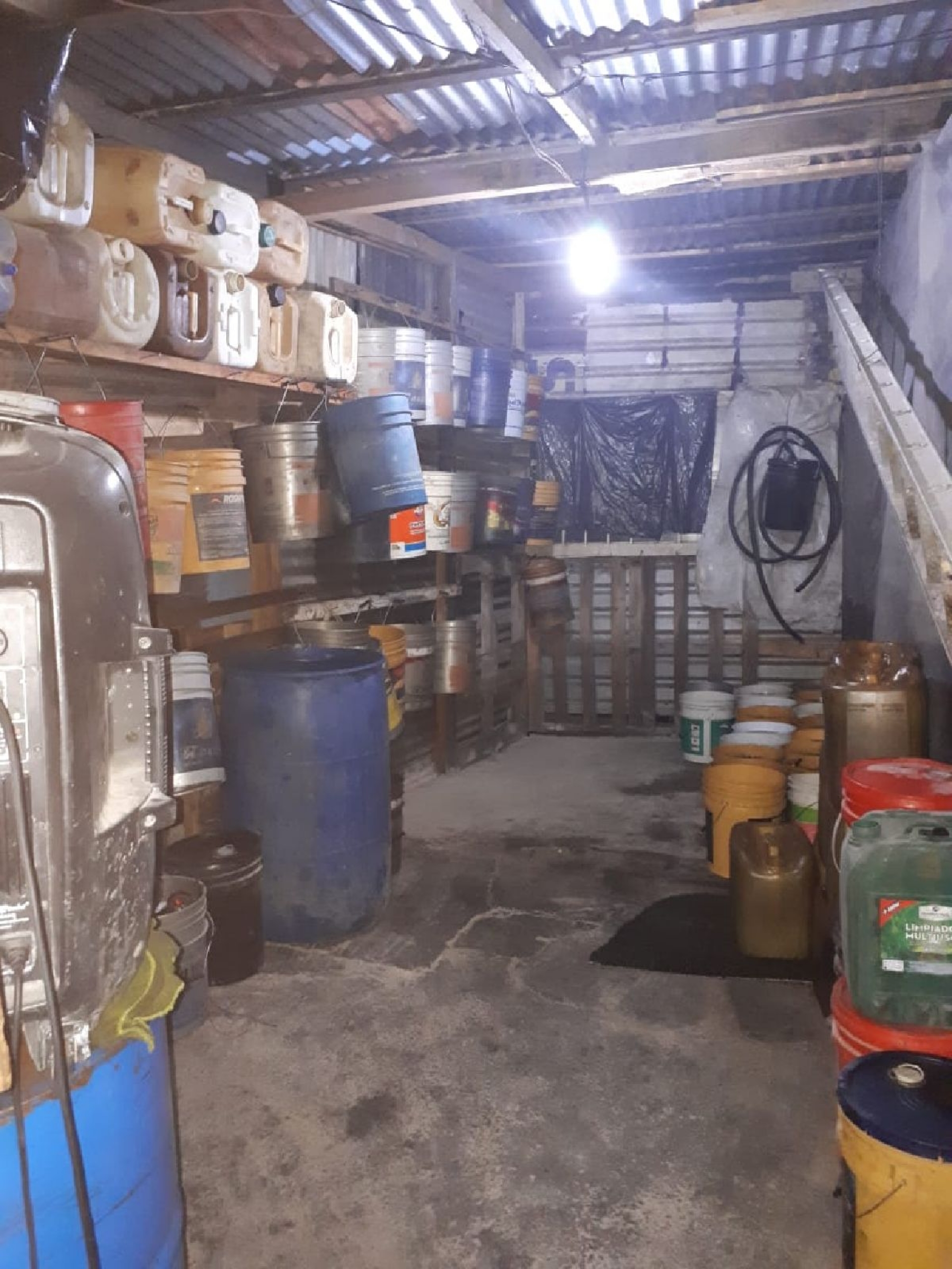 Capturan a dos hombres en posesión de gasolina robada
