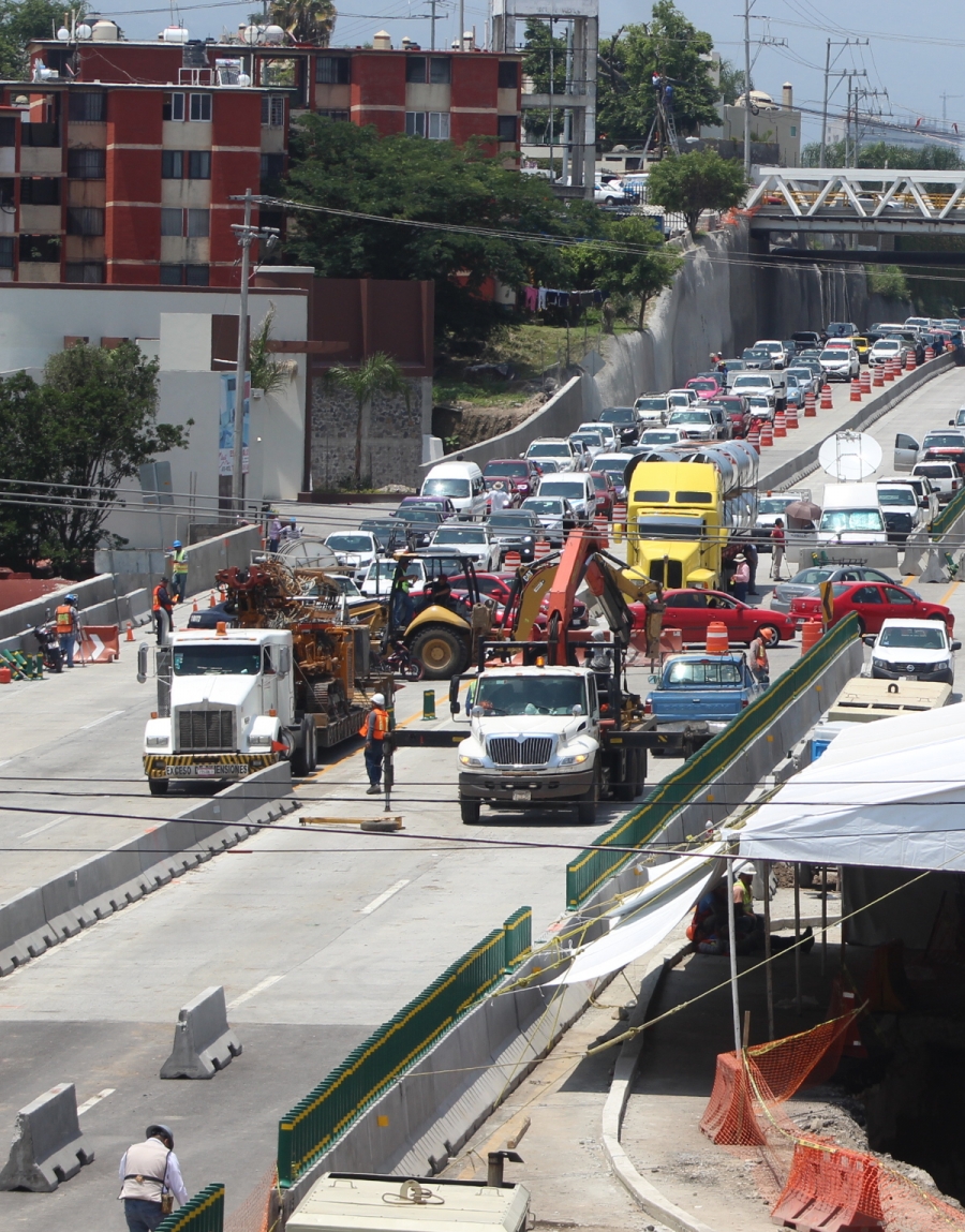 Padecen automovilistas por intensa carga vehicular