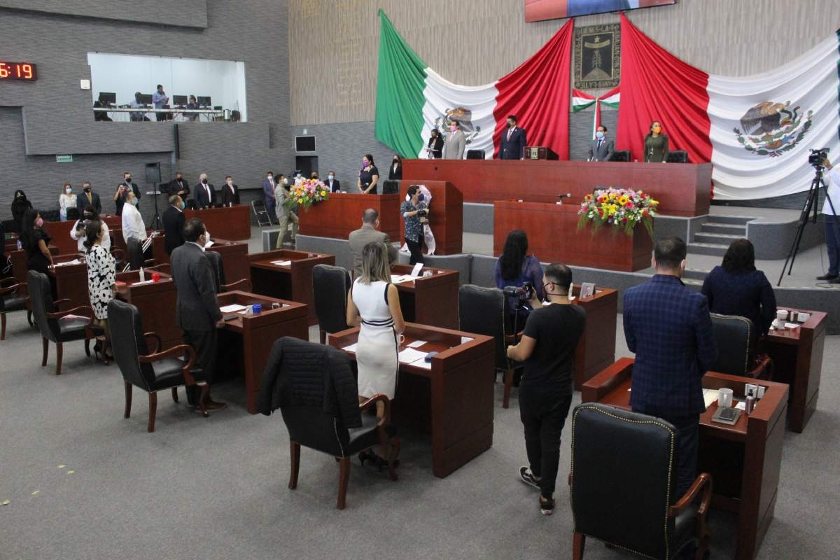 Más de mil burócratas esperan jubilación