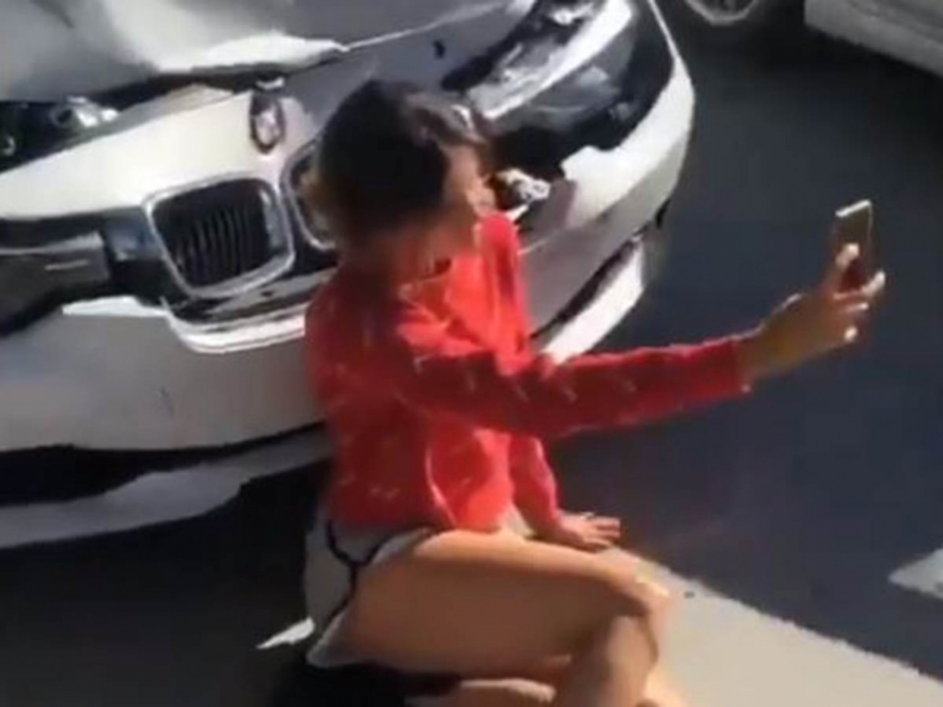 ¿A dónde vamos a parar? Choca y la selfie no puede faltar