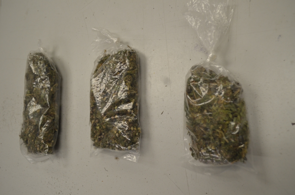 Le hallaron tres bolsas de plástico con marihuana