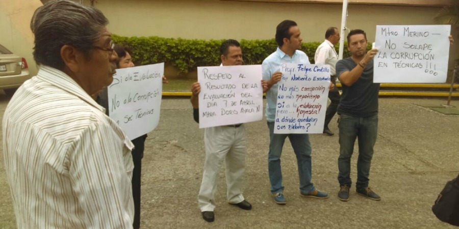 Protestan padres de familia de la Secundaria Técnica 22; denuncian nepotismo y corrupción
