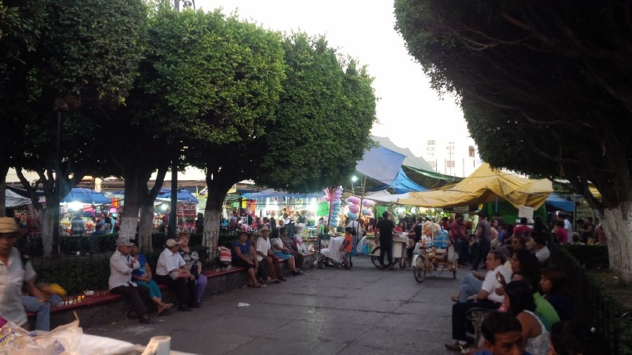 La invasión de puestos ambulantes en el zócalo de Cuautla, riesgo para seguridad de consumidores