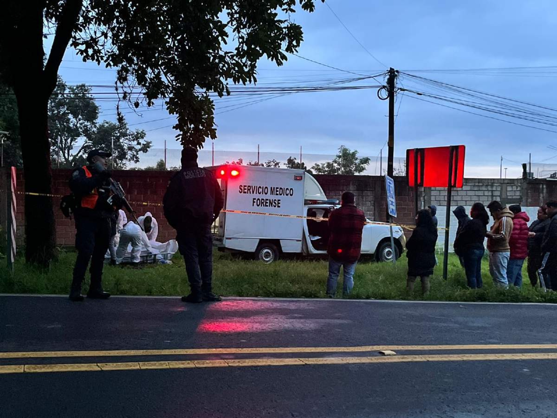 Mueren dos personas durante volcadura