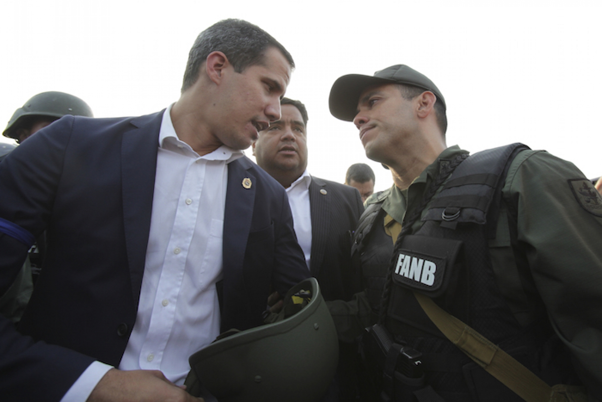 Guaidó pide a Ejército y pueblo tomar calles
