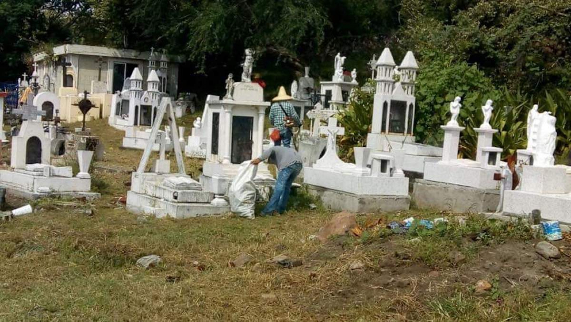 Preparan los panteones de la región poniente para el Día de Muertos 