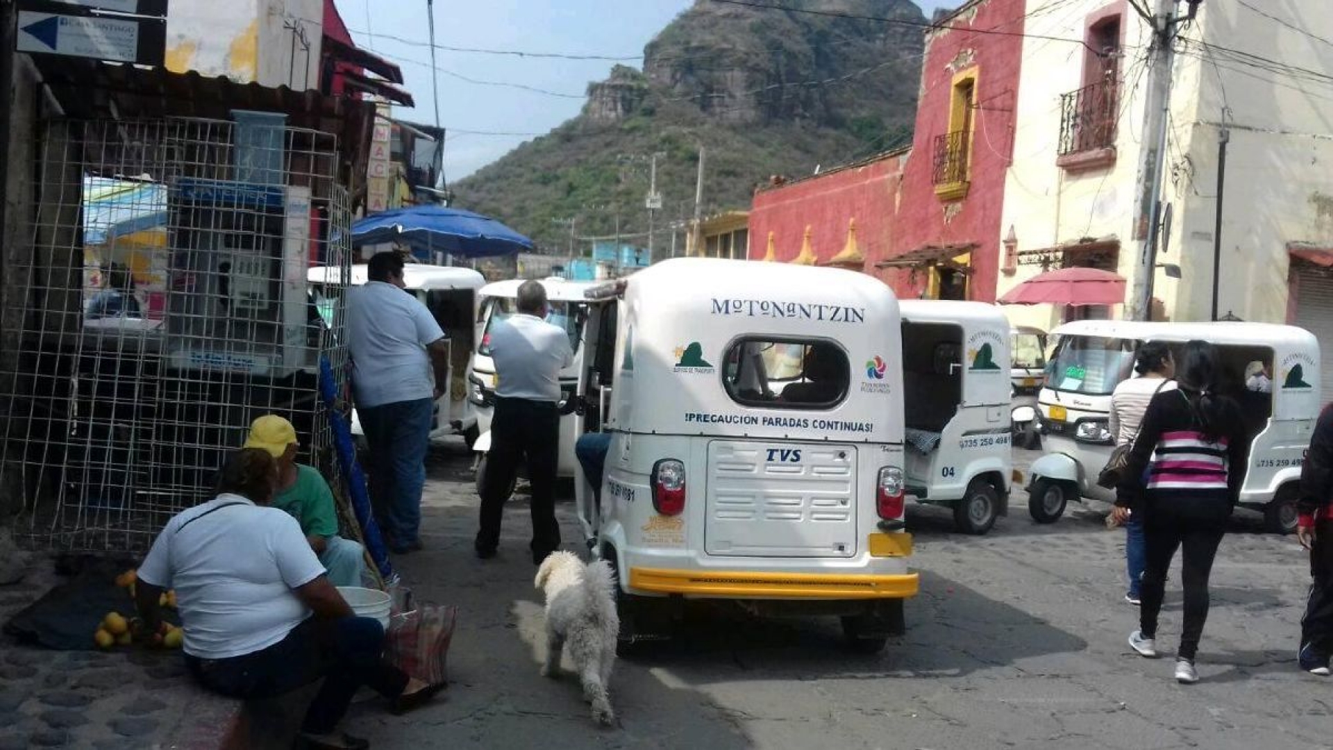Se enfrentan mototaxistas de Tlayacapan y paralizan la cabecera municipal