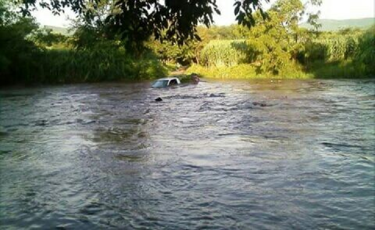 Una camioneta fue arrastrada por el río Chalma