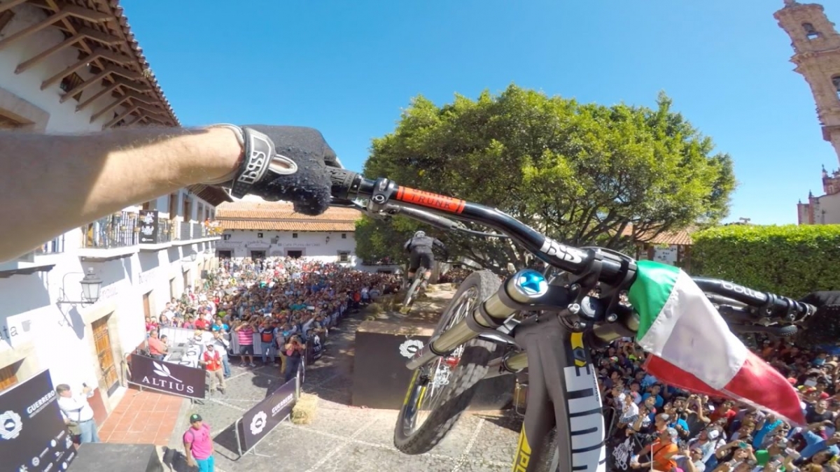 El increíble descenso en bicicleta por las calles de Taxco