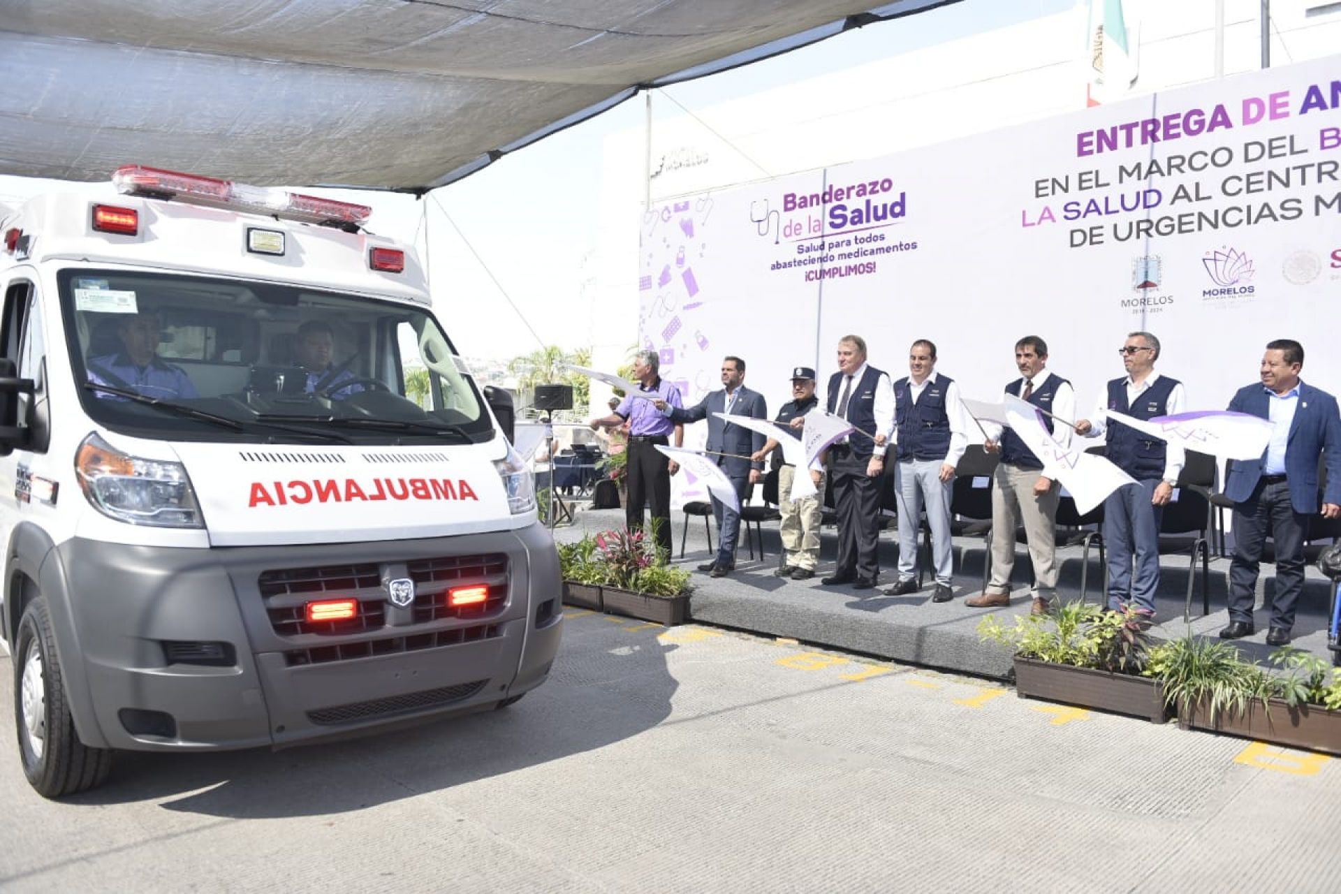 Entrega gobierno estatal ambulancias al CRUM