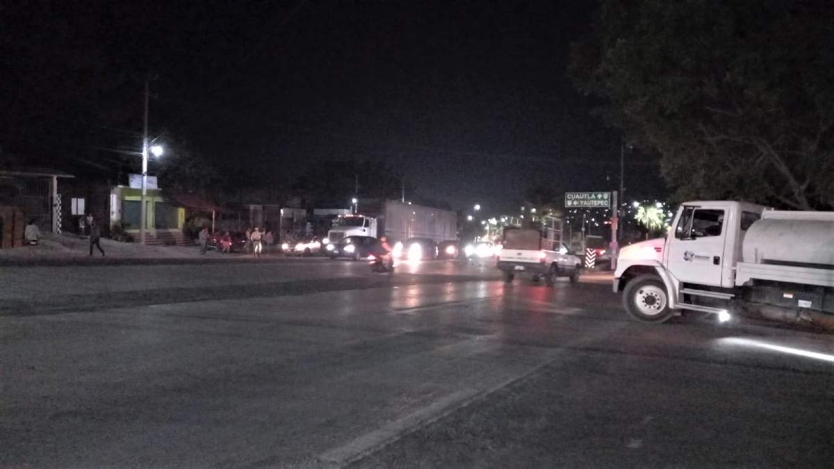 Bloquean carreteras para exigir aparición de dos menores de Yautepec