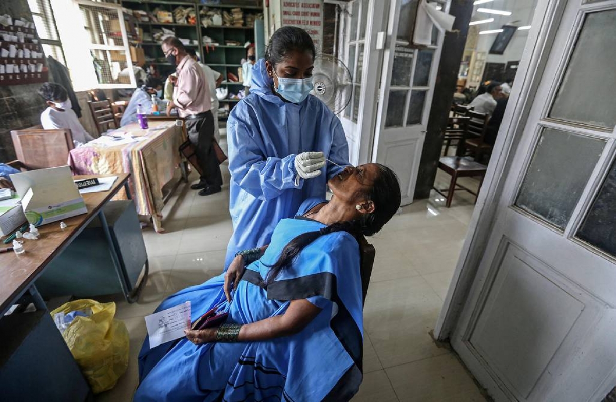 India detecta una nueva variante de la COVID durante segunda ola de contagios