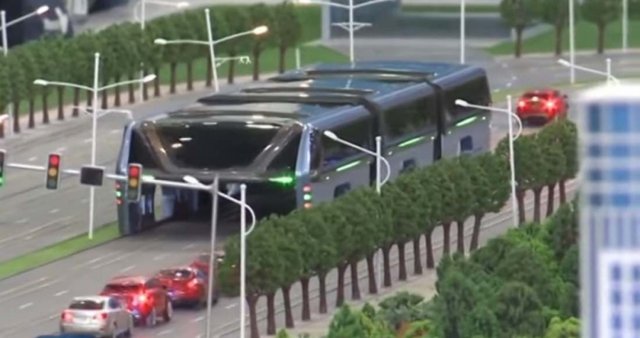 Ingenieros chinos diseñan autobús elevado que deja circular vehículos debajo de él