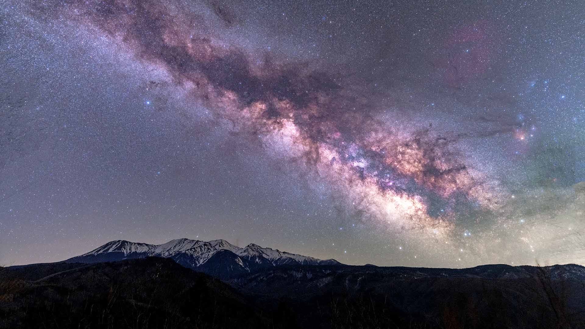 Descubren galaxia gigante con forma espiral similar a la Vía Láctea